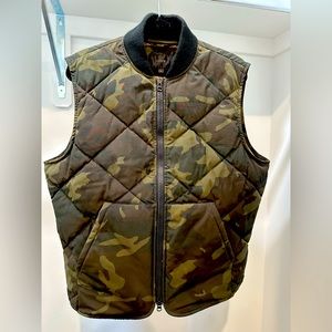 Green camo insulated vest size M J Crew